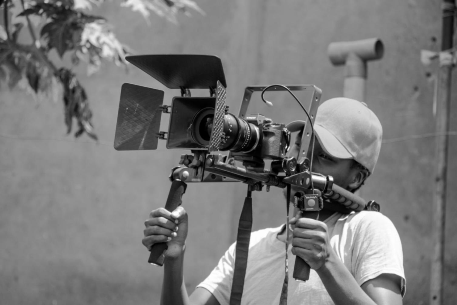 Studenti durante una sessione di montaggio in studio professionale