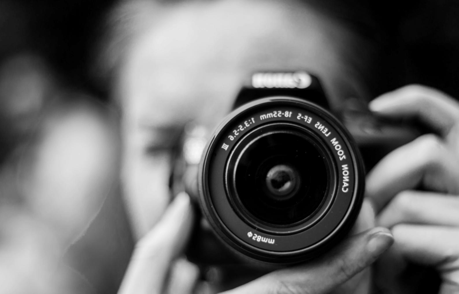 Workstation di editing con software professionale attivo