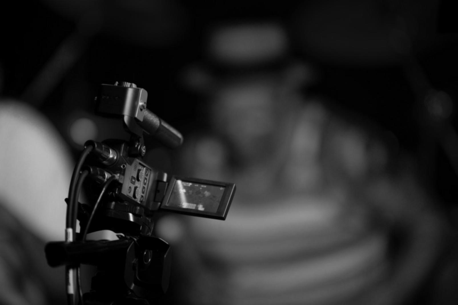 Open day della scuola con visitatori che esplorano le attrezzature di montaggio