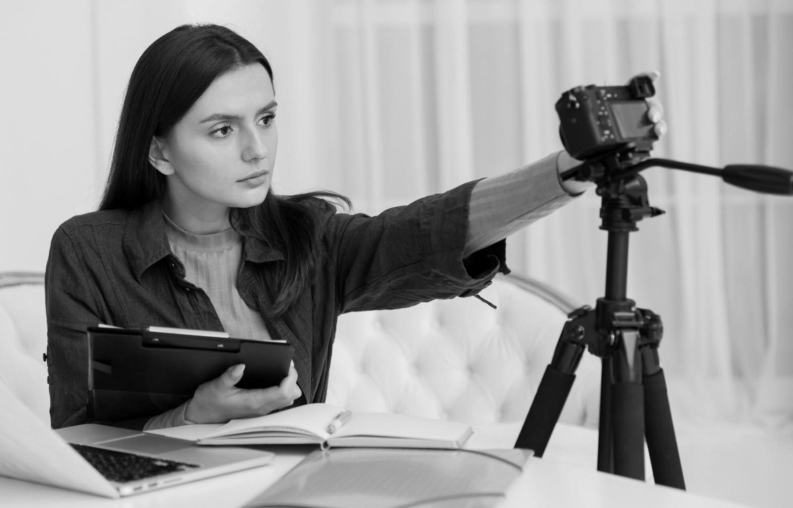 Sala di montaggio professionale con monitor multipli e attrezzature di editing video