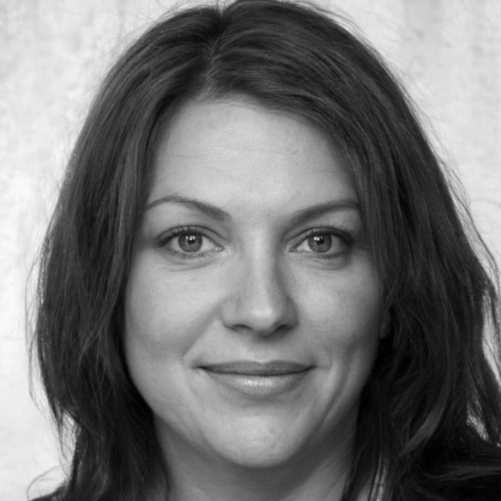 Professionista del montaggio cinematografico al lavoro